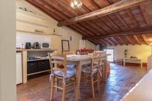una cucina e una sala da pranzo con tavolo e sedie di Fuga romantica a Montepulciano a Montepulciano