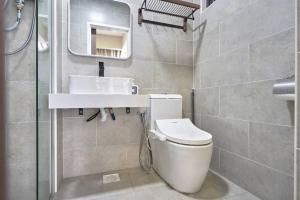 新山的住宿－Zen Leisure House @mount austin tebrau Ikea，一间带卫生间和水槽的浴室