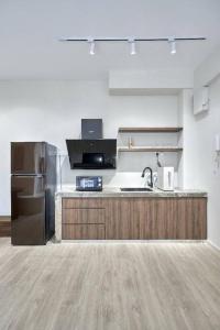uma cozinha com um lavatório e um frigorífico em Zen Leisure House @mount austin tebrau Ikea em Johor Bahru
