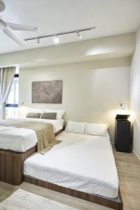 um quarto com 2 camas e uma janela em Zen Leisure House @mount austin tebrau Ikea em Johor Bahru