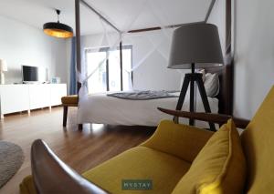 1 dormitorio con 1 cama, 1 sofá y 1 silla en MyStay - Casa de Baco en Igrejinha