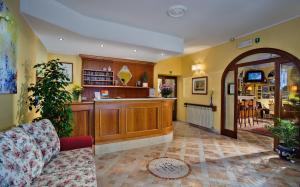 a living room with a bar and a couch at Hotel Garnì Riviera in Gargnano