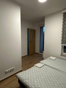 1 dormitorio con 2 camas y toallas. en Double Twin Room #4 with Private Bathroom en Varsovia