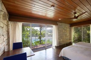 Postel nebo postele na pokoji v ubytování Frenchman's Cove Resort + 37 fotografií