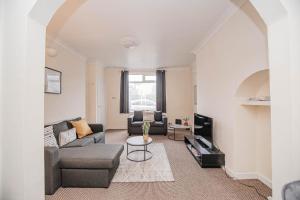 uma sala de estar com um sofá e uma mesa em K Suites - Arthur Street Doncaster em Bentley