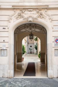 un ingresso a un edificio con lampadario pendente di Piazza Testaccio Home appartamento E 1 accogliente con vista piazza Testaccio a Roma