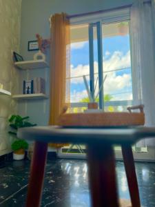 ポルト・ノボにあるBel appartement avec petit balcon sympaの海の景色を望む窓付きの客室です。