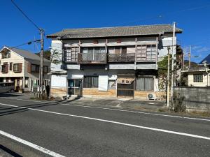 un antiguo edificio al lado de una calle en Monster lodge 西伊豆, en Nishina