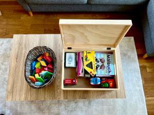 a wooden box with a basket full of toys at Altstadt Lounge Pirna in Pirna