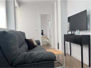 Televízia a/alebo spoločenská miestnosť v ubytovaní APARTAMENTO URQUÍA