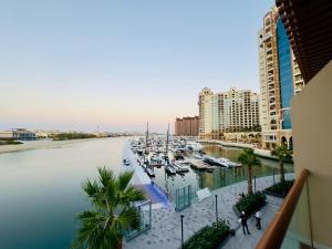 uma vista para uma marina com barcos na água em Palm View East Jumeira - Studio Apartment em Dubai