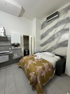 una camera da letto con un letto e un dipinto sul muro di House Antonella a Napoli