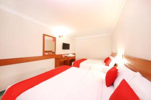 Postel nebo postele na pokoji v ubytování Famous Inn Hotel + 11 fotografií