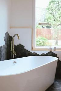韋爾維耶的住宿－Superbe appartement avec cheminée，带窗户的浴室内的白色浴缸