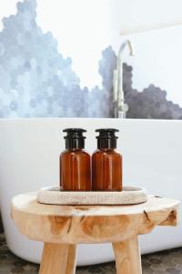 zwei Honiggläser auf einem Holztisch in der Unterkunft Superbe appartement avec cheminée in Verviers