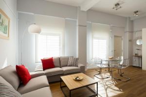 a living room with a couch and a table at Veoapartment Elcano 14 in Seville