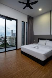 um quarto com uma cama grande e uma ventoinha de tecto em Penang KTHOME Beacon Executives suite em George Town