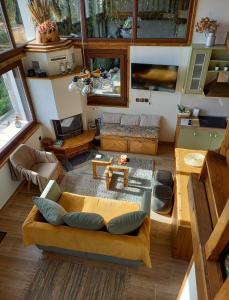 un soggiorno con divano e tavolo di Herme's Hut a Pavliani