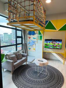sala de estar con cama elevada y TV en JQ#05 City View Slide LoftBed 2R1B 5pax near Suria Mall, Gaya St, SICC, en Kota Kinabalu