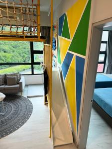Un dormitorio con una pared colorida y una litera en JQ#05 City View Slide LoftBed 2R1B 5pax near Suria Mall, Gaya St, SICC, en Kota Kinabalu 32 fotos más