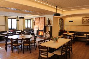 um restaurante com mesas e cadeiras e uma lareira em Gasthof Krone Fladungen em Fladungen