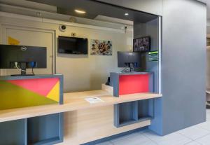 een display met twee monitors op een teller bij B&B HOTEL Bourges 1 in Bourges