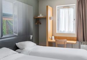 Postel nebo postele na pokoji v ubytování B&B HOTEL Bourges 1