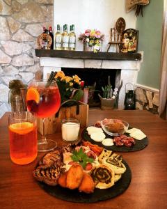 een tafel met twee borden eten en een drankje bij Bed&Breakfast La Ginestra in Abbateggio