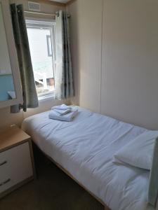 Katil atau katil-katil dalam bilik di Luxurious Wheelchair-Friendly holiday home at Kent Coast Holiday Park