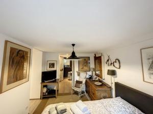 - une chambre avec un lit et un bureau dans l'établissement Petit Nid, à Strasbourg
