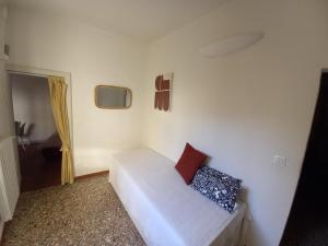 A bed or beds in a room at Console Camprini Rooms & Apartments - Naviglio