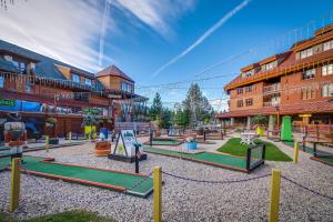 un parque infantil vacío en un complejo con parque infantil en Aspen Ridge en South Lake Tahoe