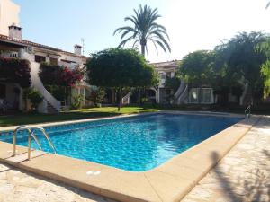 una piscina frente a una casa en Tropicana Park, en Denia