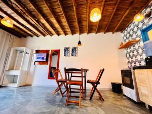 una sala da pranzo con sedie e tavolo di Flats Villas Litoral Sul - Praia Pontal do Peba - Piaçabuçu - AL a Piaçabuçu