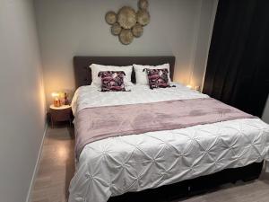 プロフォンドヴィルにあるgrange enchantéeのベッドルーム1室(大型ベッド1台、枕2つ付)
