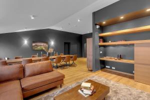 Tindasel Lodge في هيلاّ: غرفة معيشة مع أريكة وطاولة