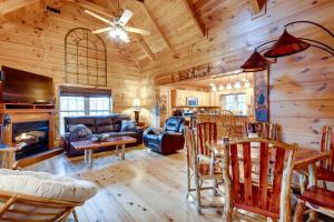 uma sala de estar e de jantar num chalé de madeira em Riverfront Blue Ridge Cabin with Private Hot Tub em Mill Spring