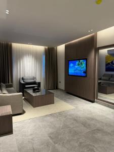 Televiisor ja/või meelelahutuskeskus majutusasutuses نزل الحزم للشقق المخدومة - الرياض - العليا- درجة اقتصادي