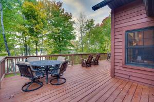 Balkón nebo terasa v ubytování Lakefront Wisconsin Cabin with Boat Dock!