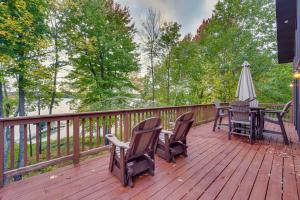 Balkón nebo terasa v ubytování Lakefront Wisconsin Cabin with Boat Dock!