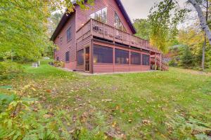 Zahrada ubytování Lakefront Wisconsin Cabin with Boat Dock!