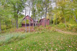 Zahrada ubytování Lakefront Wisconsin Cabin with Boat Dock!