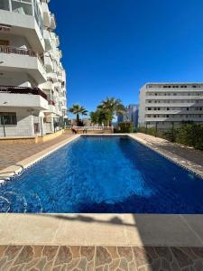 einem großen Pool vor einem Gebäude in der Unterkunft Reel Apartments- Luxury Studio with swimming pool. in Torrevieja