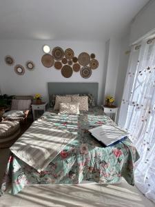ein Schlafzimmer mit einem Bett und einem Laptop darauf in der Unterkunft Reel Apartments- Luxury Studio with swimming pool. in Torrevieja