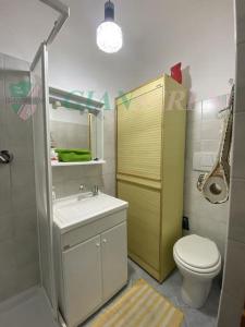 ein kleines Bad mit WC und Waschbecken in der Unterkunft 7 posti letto con accesso diretto al mare - PAPI in San Vincenzo
