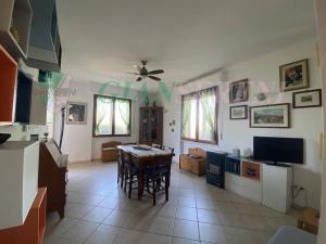 TV a/nebo společenská místnost v ubytování 7 posti letto con accesso diretto al mare - PAPI