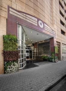 una entrada a un edificio con plantas en él en The Franklin Loft Apartments Johannesburg en Johannesburgo