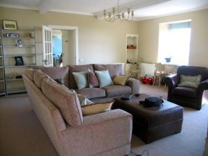 Seating area sa Beautiful spacious old schoolhouse with stunning sea views and beach nearby