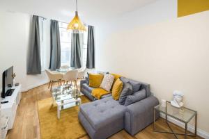 una sala de estar con un sofá y una mesa en Superb Flat in South Kensington, en Londres