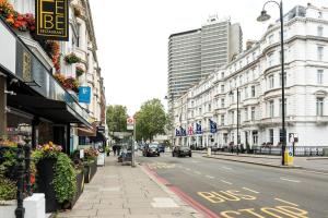 una calle de la ciudad con edificios y coches en la carretera en Superb Flat in South Kensington, en Londres